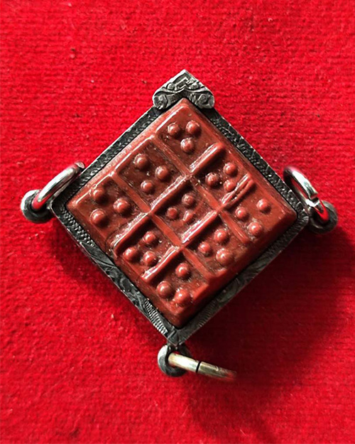 แผ่นนพเก้า กระเบื้อง ยอดพระปรางค์ วัดพระศรีรัตนมหาธาตุวรมหาวิหาร(วัดใหญ่) จังหวัดพิษณุโลก