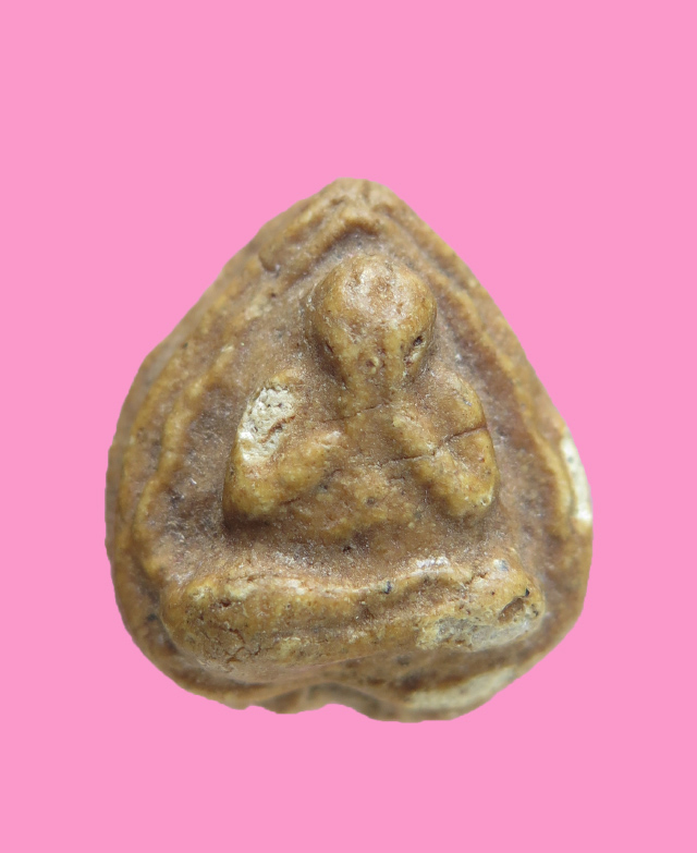 พระปิดตาเนื้อผงน้ำมัน และมวลสารเกสรดอกไม้ ครูบาคำปัน วัดสันโป่ง อ.แม่ริม จ.เชียงใหม่ ปี2519