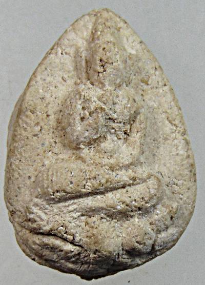 ๒๐ พระผงกลีบบัวประทานพร