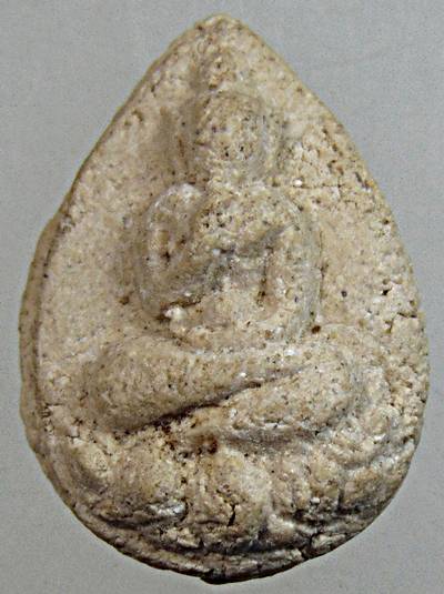 ๒๐ พระกลีบบัวประทานพร เนื้อผง