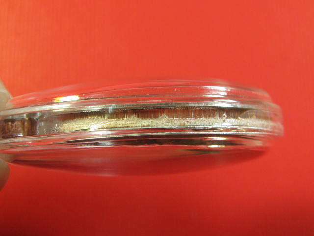 เหรียญไตรสรณะ  หลวงพ่อคูณ วัดบ้านไร่  ไตรมาส ปี๒๕๕๗  เนื้อทองแดงรมดำ เลี่ยมพลาสติก หมายเลข ๙๑๒ 