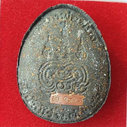 ปิดตาจัมโบ้ปลดหนี้ คูณทองเงินล้าน หลวงพ่อทอง สุทธสีโล เนื้อดำผงใบลาน ฝังข้าวเสก หมายเลข ๑๓๑๓ พร้อมกล