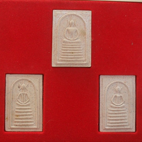 ชุดพระสมเด็จเกษไชโย วัดไชโยวรวิหาร จ.อ่างทอง สร้างปี2541 มี 3องค์ 3พิมพ์ พร้อมกล่อง 