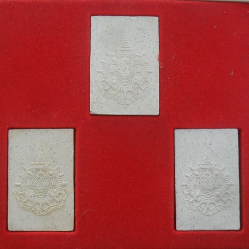 ชุดพระสมเด็จเกษไชโย วัดไชโยวรวิหาร จ.อ่างทอง สร้างปี2541 มี 3องค์ 3พิมพ์ พร้อมกล่อง 