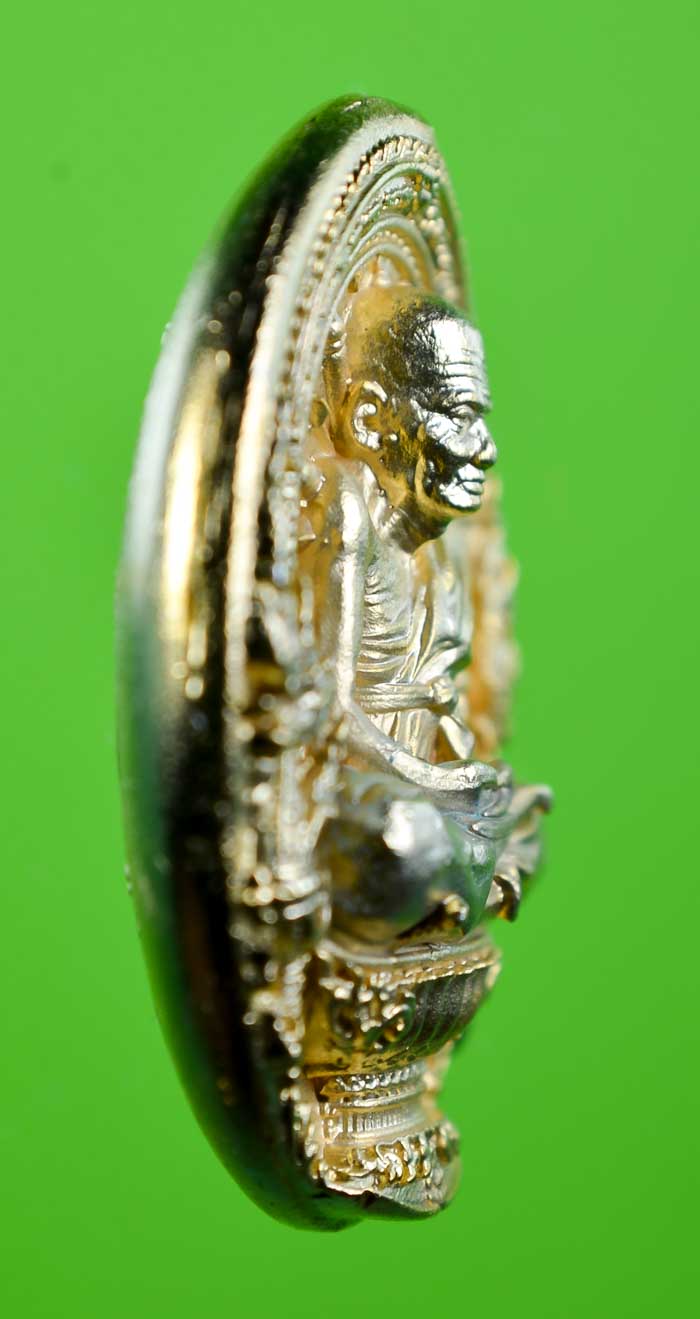 เหรียญพุทธศิลป์หลวงปู่ทวดนั่งพานชนะมาร พ่อท่านเขียว วัดห้วยเงาะ เนื้อกะไหล่ทอง หมายเลข ๓๙๓ พร้อมกล่อ