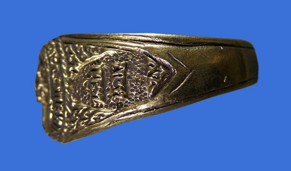 เคาะเดียวแดง  แหวนทองเหลืองหลวงพ่อทองหยิบ วัดบ้านกลาง อ่างทอง