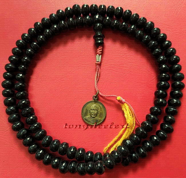 ประคำผงว่านเกสร108 รุ่นแรก หลวงพ่ออุตตมะ วัดวังก์วิเวการาม จ.กาญจนบุรี มีเหรียญห้อยปลายประคำด้วยค่ะ