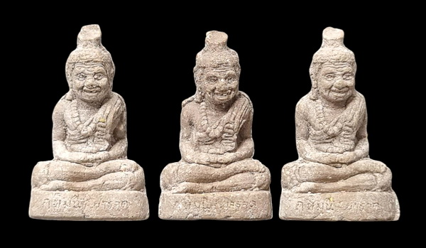 เคาะแรกแดง..พ่อปู่ฤาษีนารอด ๔๔..เนื้อผงมงคล ๓ ตน ไม่มีกล่อง..ลพ.ดำ วัดเขาพูลทอง จันทบุรี / ส่ง ems