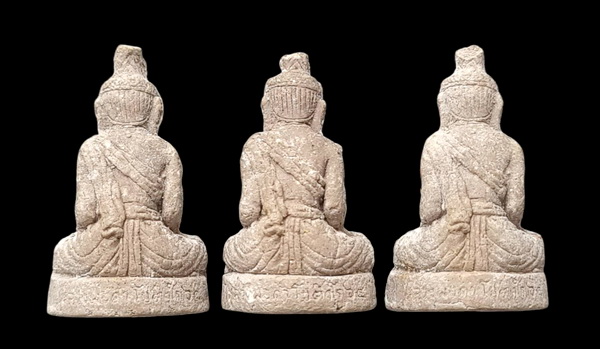 เคาะแรกแดง..พ่อปู่ฤาษีนารอด ๔๔..เนื้อผงมงคล ๓ ตน ไม่มีกล่อง..ลพ.ดำ วัดเขาพูลทอง จันทบุรี / ส่ง ems