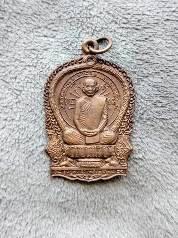 หลวงพ่อพุฒ วัดป่าสาลวัน นั่งพาน