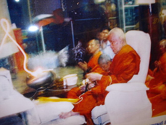 ลูกอมหลวงพ่ออุตตมะ วัดวังก์วิเวการาม จ.กาญจนบุรี กะไหล่เงิน สวยมากค่ะ