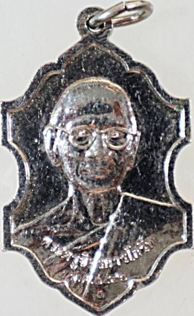 ๒๐ เหรียญหลวงพ่อเผื่อน วัดสุวรรณจินดาราม ด้านหลังพระครูจิรการโกวิท ปี ๔๖