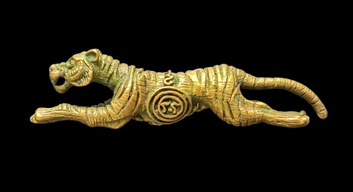 เคาะแรกแดง...เสือรุ่น ๓ ทองเหลือง ขาหน้าซ้ายหล่อไม่เต็ม...ลป.แย้ม วัดตะเคียน จ.นนทบุรี / ส่ง ems