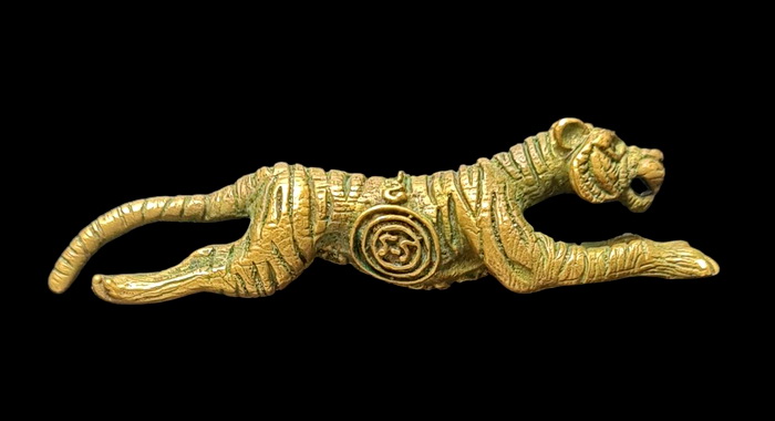 เคาะแรกแดง...เสือรุ่น ๓ ทองเหลือง ขาหน้าซ้ายหล่อไม่เต็ม...ลป.แย้ม วัดตะเคียน จ.นนทบุรี / ส่ง ems