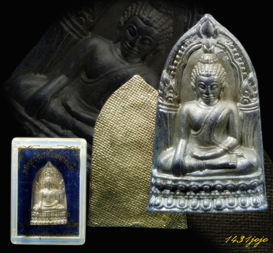 พระพุทธชินราชใบเสมา รุ่นประทานพร เนื้อชินเงิน หรือเนื้อปรอทขาว จัดสร้างขึ้นในปี 2547 มาพร้อมกล่องเดิ