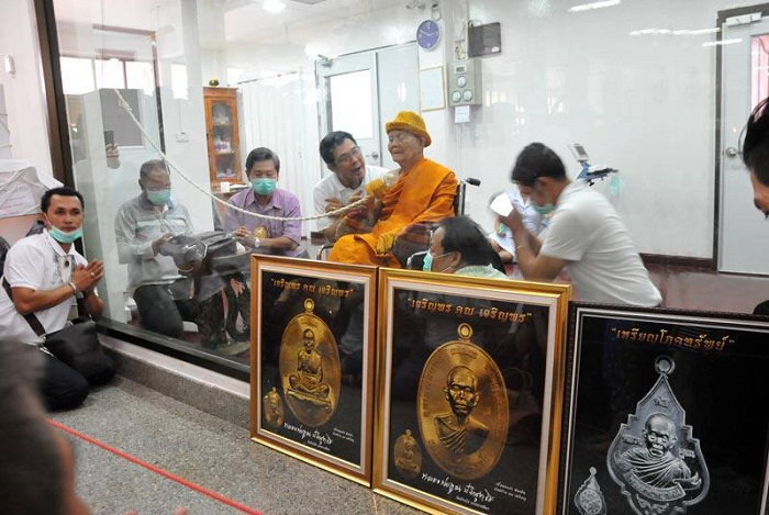 เหรียญพุ่มข้าวบิณฑ์ "รุ่นโภคทรัพย์" หลวงพ่อคูณปริสุทฺโธ วัดบ้านไร่ ปี2557เนื้ออัลปาก้าหน้ากากปลอกลูก