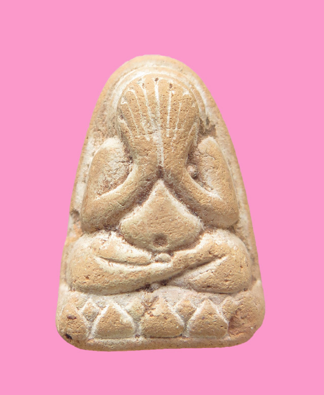 พระปิดตาฐานบัวหงาย เนื้อดิน หลังจาร