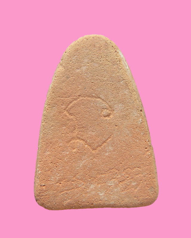 พระปิดตาฐานบัวหงาย เนื้อดิน หลังจาร