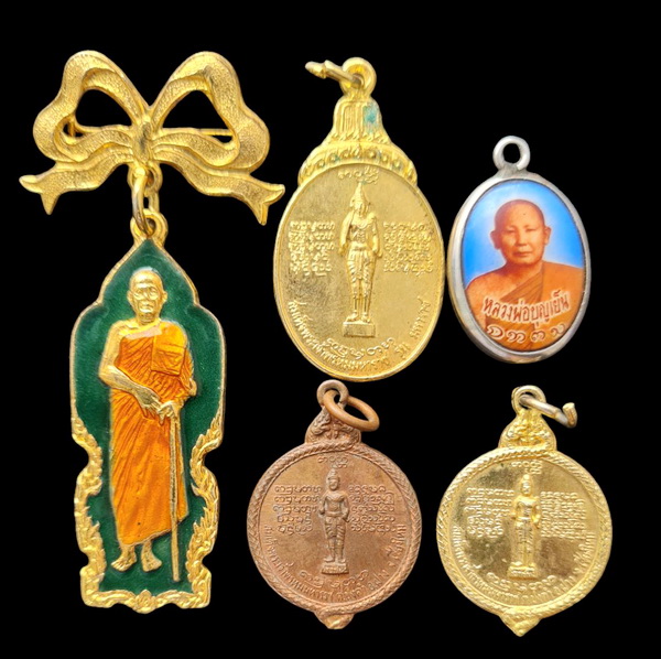 เคาะแรกแดง..ล็อกเก็ต + ๔ เหรียญ..หลวงพ่อบุญเย็น วัดพระเจ้าพรหมมหาราช จ.เชียงใหม่ / ส่ง ems