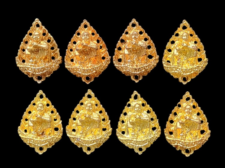 เคาะแรกแดง..หล่อพัดยศลายฉลุ ที่ระลึกสรงน้ำรุ่นพิเศษ ๒๕๓๘..รวม ๘ เหรียญ กล่องเดิม /ส่ง ems