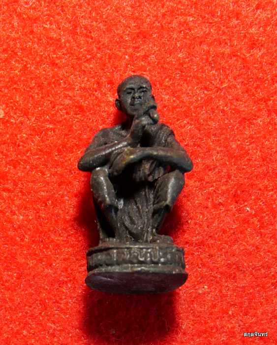 รูปหล่อหลวงพ่อคูณ ปริสุทโธ รุ่นเหลือกินเหลือใช้ กล่องเดิมๆครับ 03