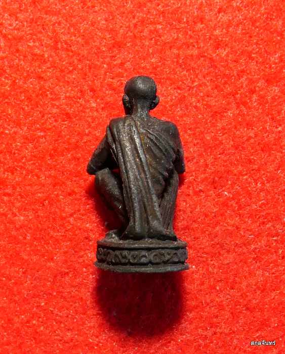 รูปหล่อหลวงพ่อคูณ ปริสุทโธ รุ่นเหลือกินเหลือใช้ กล่องเดิมๆครับ 03