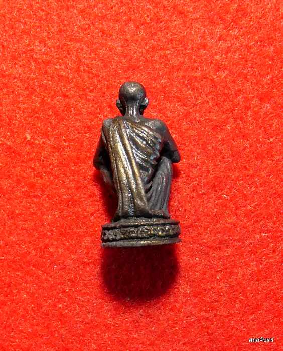 รูปหล่อหลวงพ่อคูณ ปริสุทโธ รุ่นเหลือกินเหลือใช้ กล่องเดิมๆครับ 04