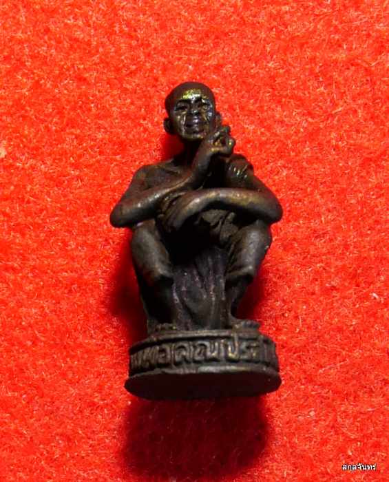 รูปหล่อหลวงพ่อคูณ ปริสุทโธ รุ่นเหลือกินเหลือใช้ กล่องเดิมๆครับ 05