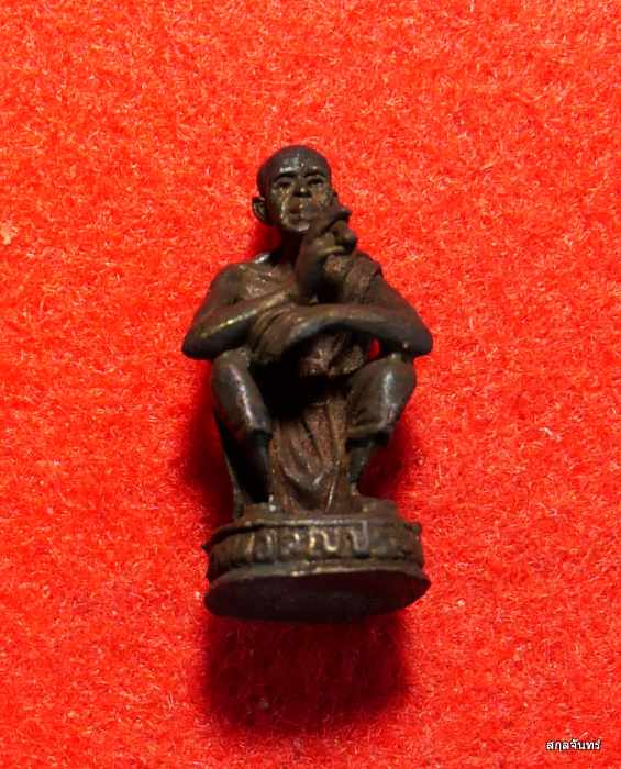 รูปหล่อหลวงพ่อคูณ ปริสุทโธ รุ่นเหลือกินเหลือใช้ กล่องเดิมๆครับ 06