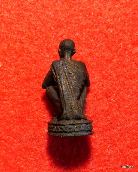 รูปหล่อหลวงพ่อคูณ ปริสุทโธ รุ่นเหลือกินเหลือใช้ กล่องเดิมๆครับ 06