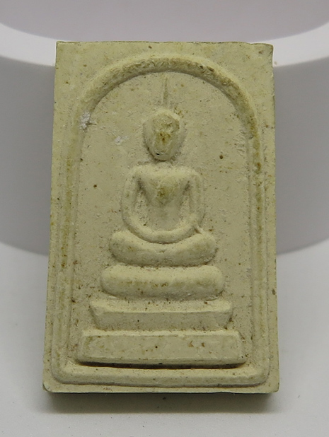 N สมเด็จหลวงพ่อจวน วัดหนองสุ่ม สิงห์บุรี หลังรูปเหมือน ด้านหน้าเห็นเส้นเข่าชนแขนชัดเจน