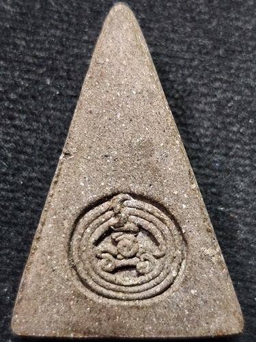 วัดตะเคียน นนทบุรี พระนางพญา หลวงพ่อแย้ม รุ่นอธิฐาน   ปี 2547 เนื้อดำดินกากยายักษ์