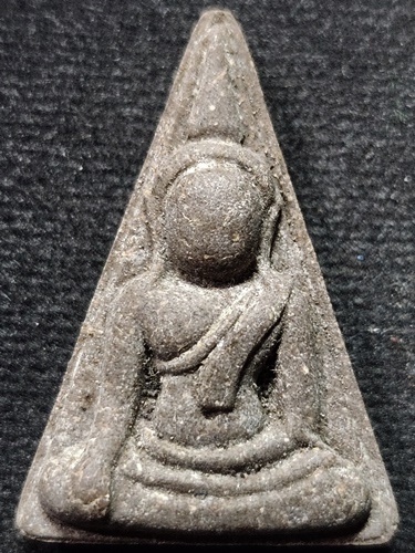 วัดตะเคียน นนทบุรี พระนางพญา หลวงพ่อแย้ม รุ่นอธิฐาน   ปี 2547 เนื้อดำดินกากยายักษ์