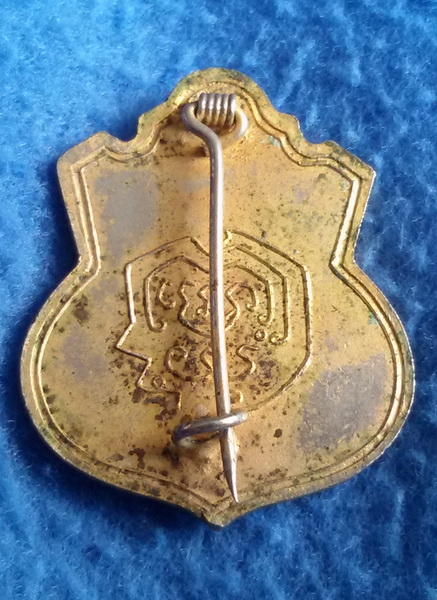 เหรียญที่ระลึกหลวงพ่อกร วัดพลับพลาชัย จ. เพขรบุรี พ.ศ. 2518 หลังเข็มกลัด