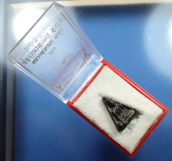 108*สมเด็จนางพญา ไม้พญางิ้วดำ เข่าโค้ง หลวงพ่อเกษมฯ กริ๊บยันกล่อง+รับประกัน 3 สูงสุด