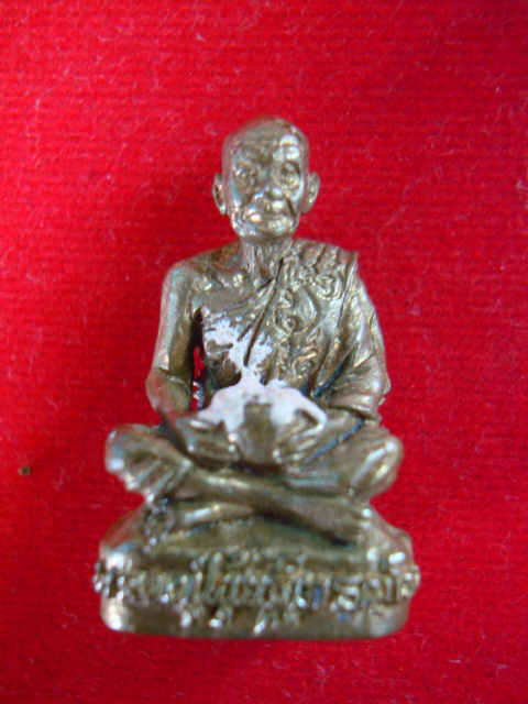 รูปหล่อหลวงปู่ขุ้ย  วัดซับตะเคียน เนื้อทองฝาบาตร ถูกๆเคาะเดียวครับ 