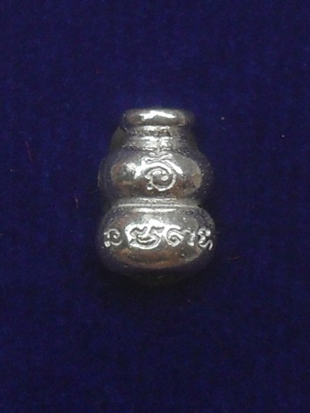 รุ่นแรกน้ำเต้าดูดทรัพย์จิ๋ว หลวงพ่อทอง สุทธสีโล ออกวัดบ้านไร่ เนื้อเงิน หมายเลข ๖๕๓ พร้อมกล่อง