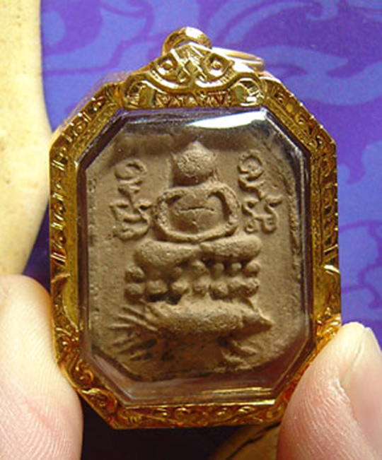 N หลวงพ่อปาน เม่นบัวเจ็ดจุด สวยคม พร้อมเลี่ยมทองยกซุ้มสวยงาม มาพร้อมบัตรรับรองครับ