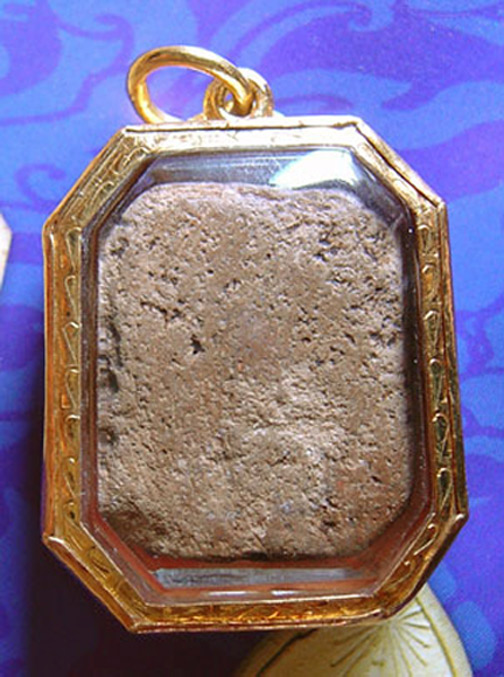 N หลวงพ่อปาน เม่นบัวเจ็ดจุด สวยคม พร้อมเลี่ยมทองยกซุ้มสวยงาม มาพร้อมบัตรรับรองครับ