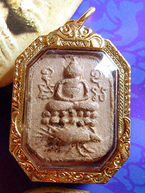 N หลวงพ่อปาน เม่นบัวเจ็ดจุด สวยคม พร้อมเลี่ยมทองยกซุ้มสวยงาม มาพร้อมบัตรรับรองครับ