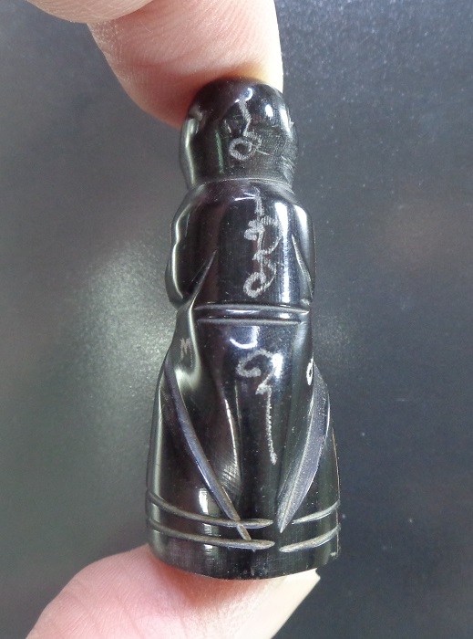 หนุมานแกะจากเขาควาย ขนาดความสูง 2 นิ้ว มีรอยจารมือรอบๆองค์ สวยครับ