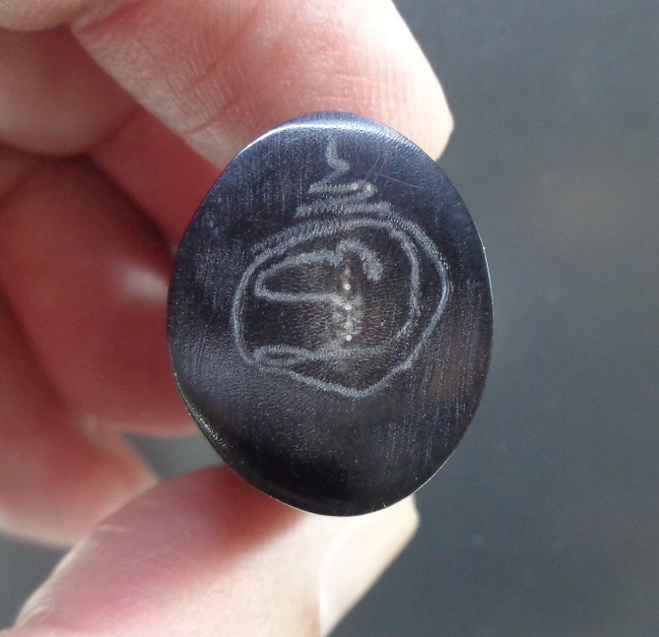 หนุมานแกะจากเขาควาย ขนาดความสูง 2 นิ้ว มีรอยจารมือรอบๆองค์ สวยครับ