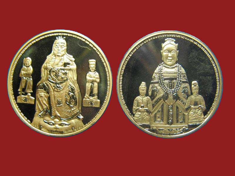 $ เหรียญรุ่นฉลองเปิดศาลกะแดะ สุราษฎร์ธานี ปี ๒๕๓๙ ( เนื้อทองแดงนอกขัดเงา พ่นทราย ๒ เหรียญ )