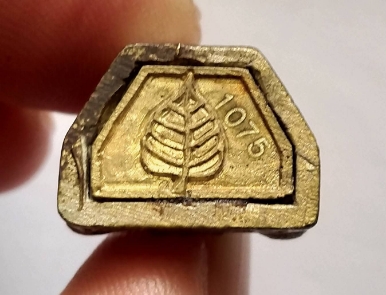 รูปหล่อ หลวงปู่ทวด รุ่น " นำชัย " เนื้อทองระฆัง 