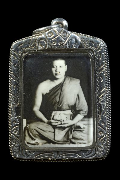 รูปถ่ายหน้าหนุ่ม หลวงพ่อสนิท วัดลำบัวลอย ปี พ.ศ.2509 ขนาดห้อยคอ มาพร้อมเต่าสาริกาด้านหลัง