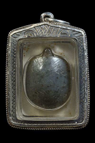 รูปถ่ายหน้าหนุ่ม หลวงพ่อสนิท วัดลำบัวลอย ปี พ.ศ.2509 ขนาดห้อยคอ มาพร้อมเต่าสาริกาด้านหลัง