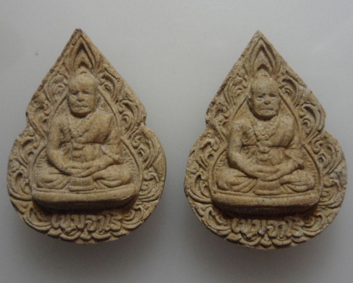 *** จ.อุบลราชธานี *** พระผงรูปเหมือน หลวงปู่พรหมมา เขมจาโร วัดสวนหินผานางคอย (๒องค์)