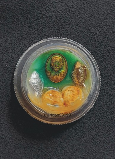 สีผึ้งมหาเสน่ห์ หลวงปู่หมุน วัดบ้านจาน จ.ศรีสะเกษครับ