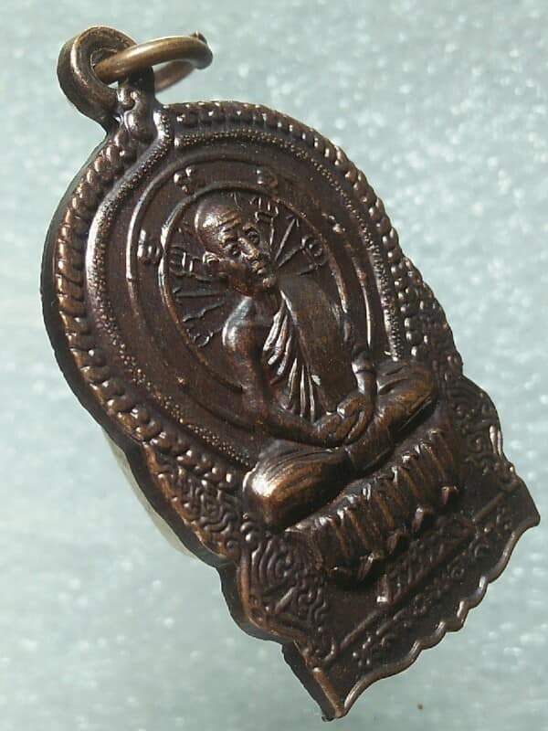 เหรียญนั่งพานหลวงพ่อเสาร์ วัดกุดเวียน นครราชสีมา ปี๓๗ มีจาร 