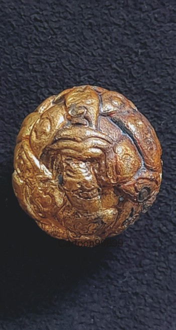 ลูกตะกร้อมหาอุตม์ หลวงพ่อสุด สิริธโร วัดกาหลง สมุทรสาครครับ เดิมๆ ไม่มีกล่องนะครับ